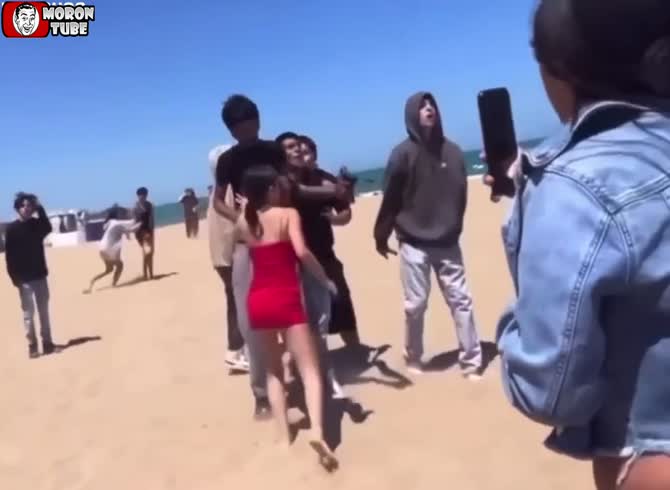 Video :A jerk draws a rifle and fires into the beach throng